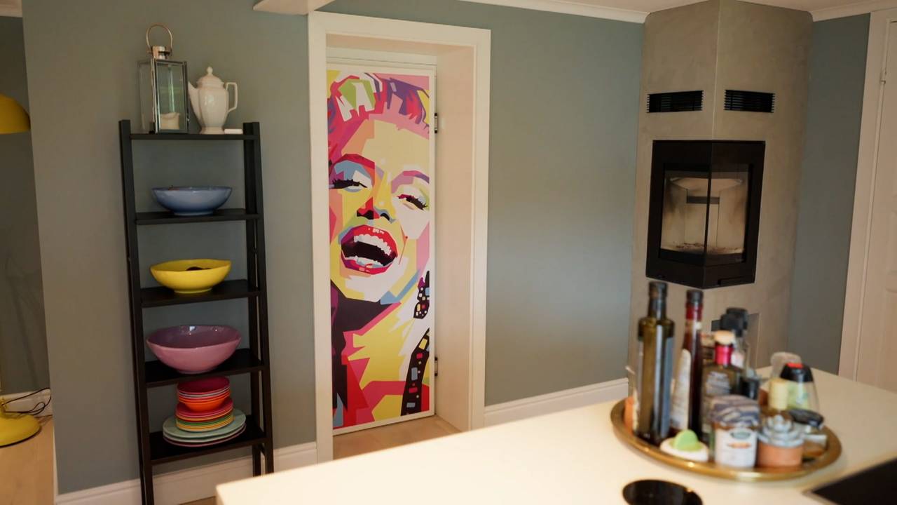 Kjøkkenet til Camilla Mørstad og familien med Marilyn Monroe-plakat