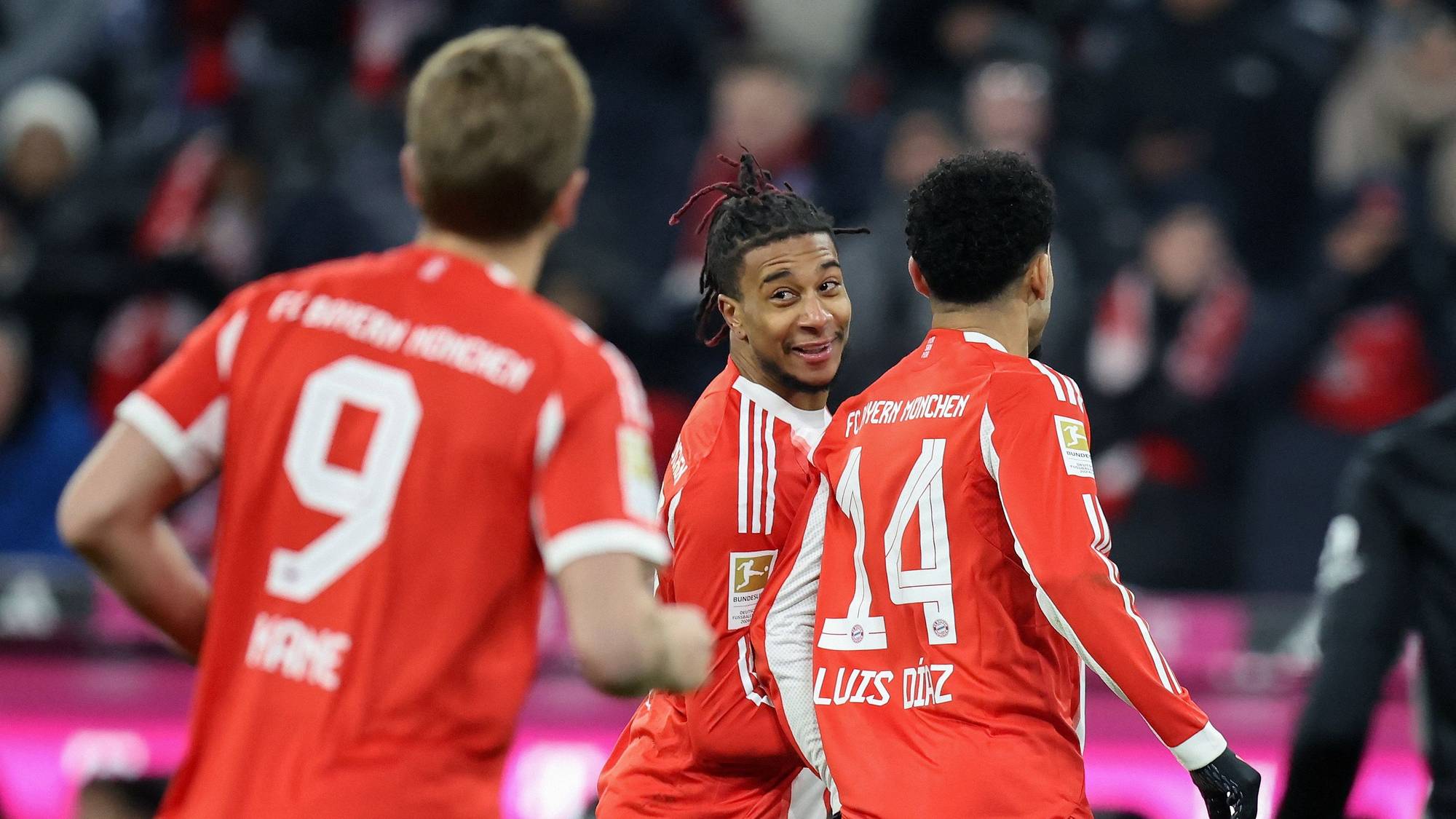 Fotballspillere fra Bayern München i røde drakter feirer en scoring på banen. (Bildebeskrivelsen er laget av en KI-tjeneste)