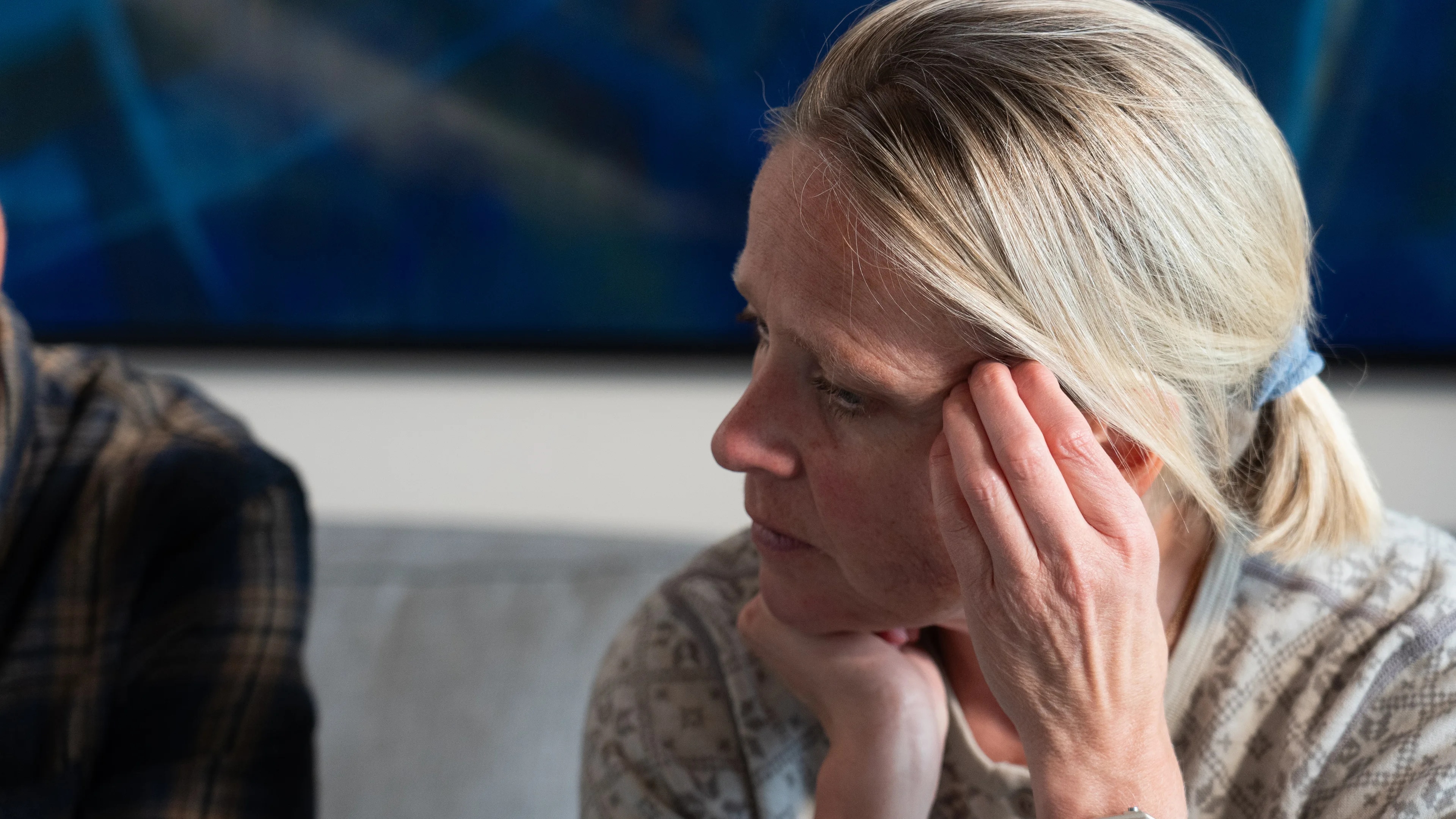 en person som holder ansiktet