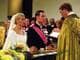 Bjørn Sigurdsøn / NTB Kronprins Haakon og kronprinsesse Mette-Marit kneler ved alteret når de blir viet i Oslo domkirke 25. august 2001, foran dem står biskop Gunnar Stålsett