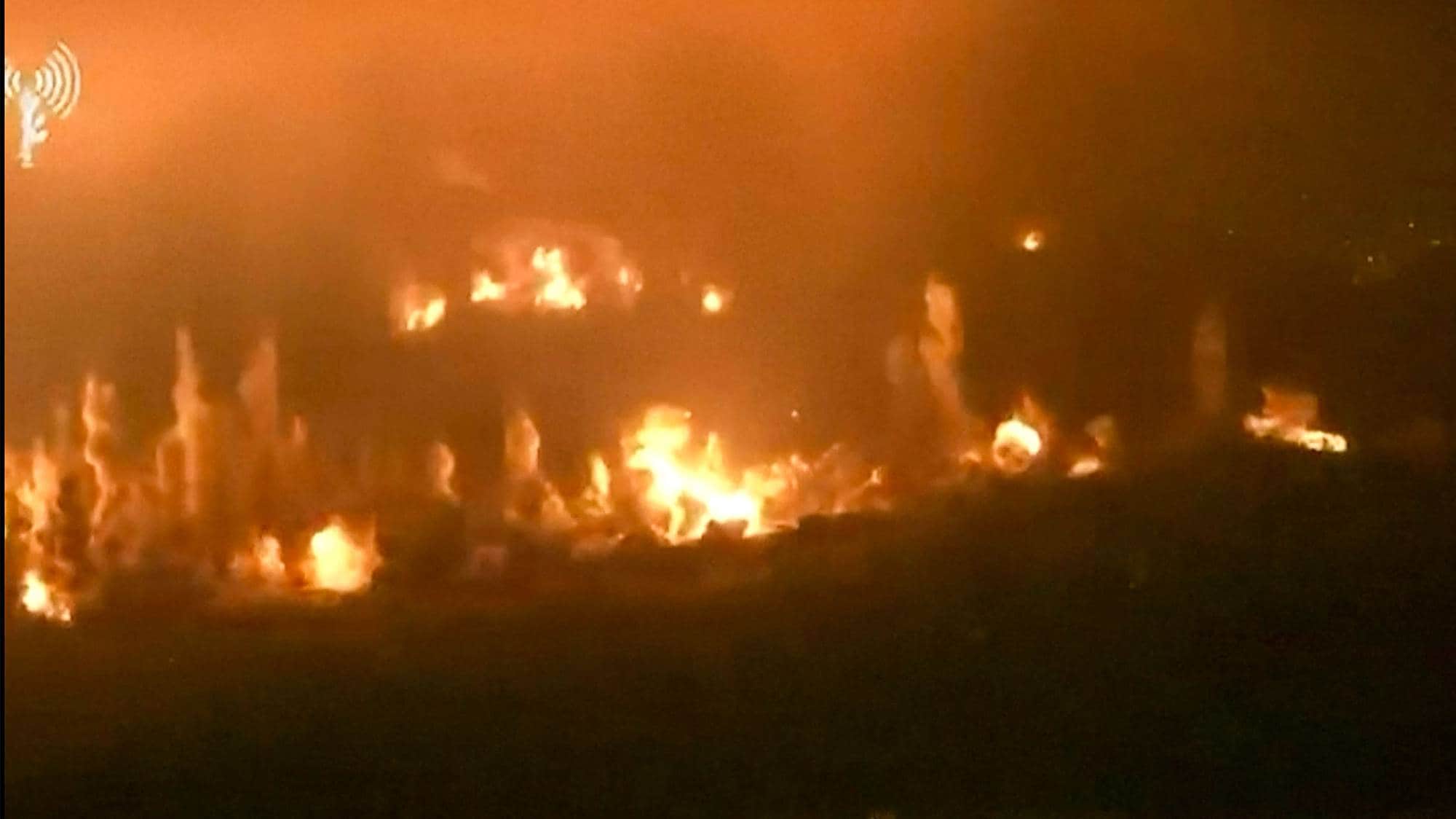 Dette skjermbildet fra en utdelt video frigitt av den israelske hæren den 10. september 2026, viser eksplosjoner som Israel hevder ødela sentral underjordisk infrastruktur bygget av den Iran-støttede Hizbollah-gruppen på den strategiske Ali al-Taher-ryggen i Sør-Libanon.