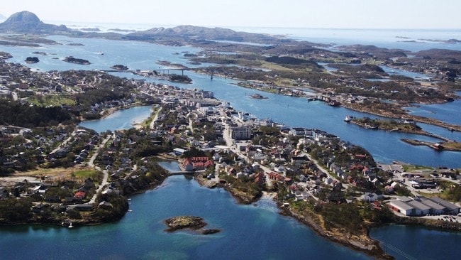 Brønnøysund sett fra nord med sentrum midt i bildet