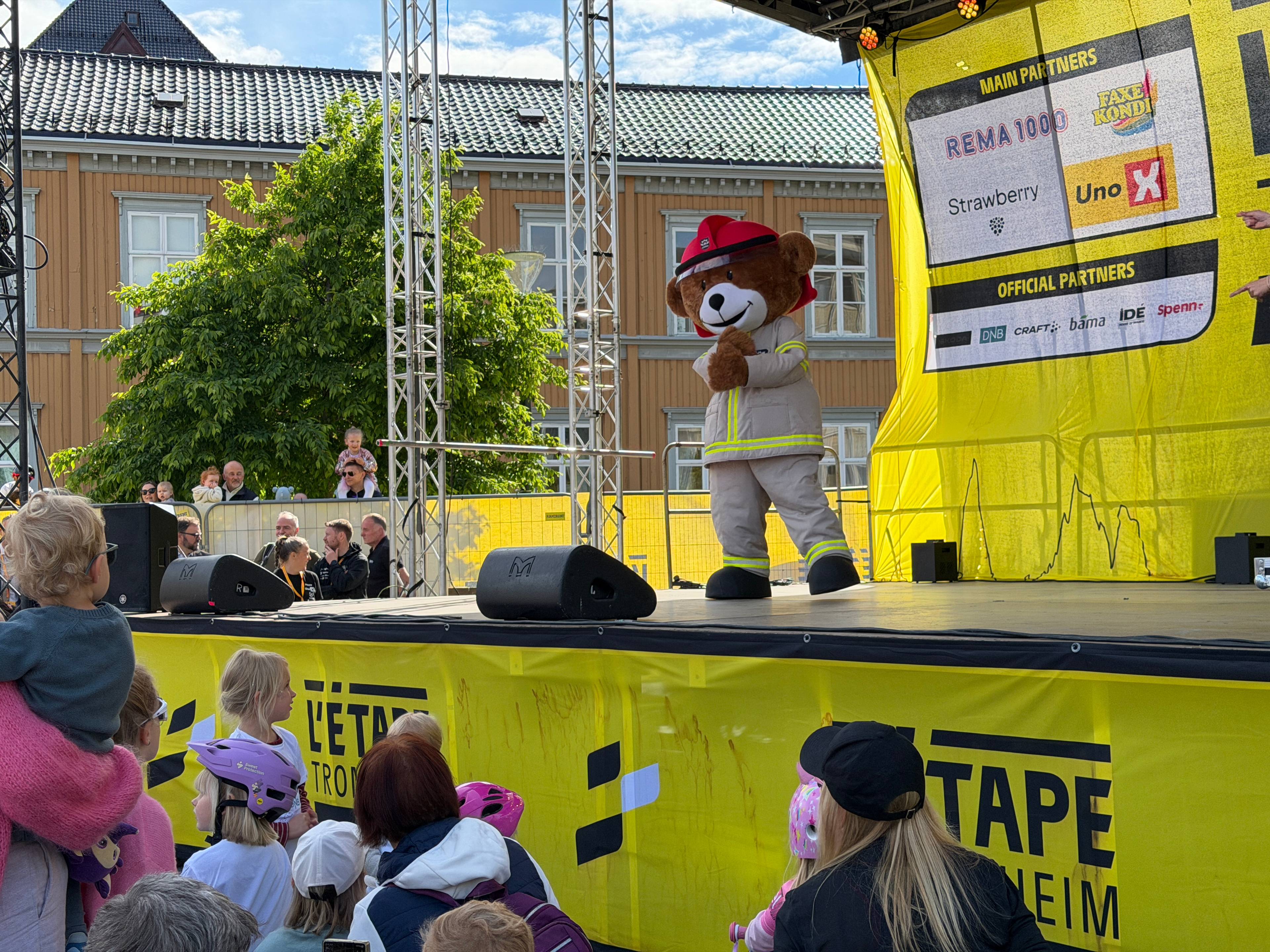 Bjørnis å scenen på Torvet i Trondheim
