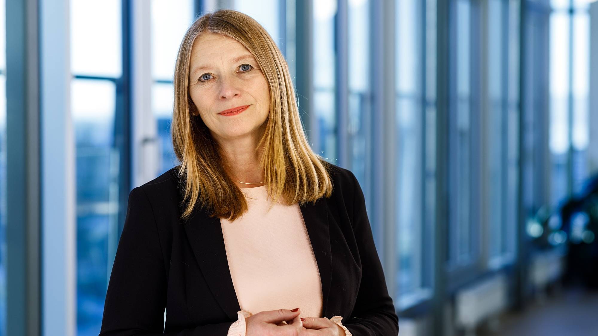 Gry Nergård ser i kameraet