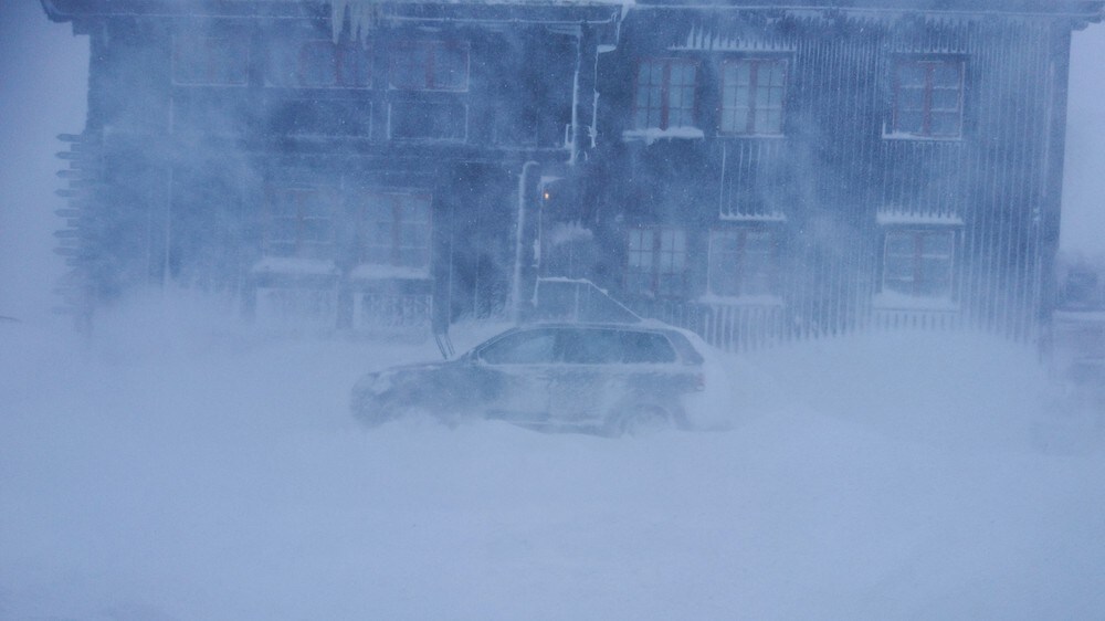 VÆRFAST: Slik ser det ut ved Haukeliseter fjellstue mandag ettermiddag. Foto: Line Elida Festvåg