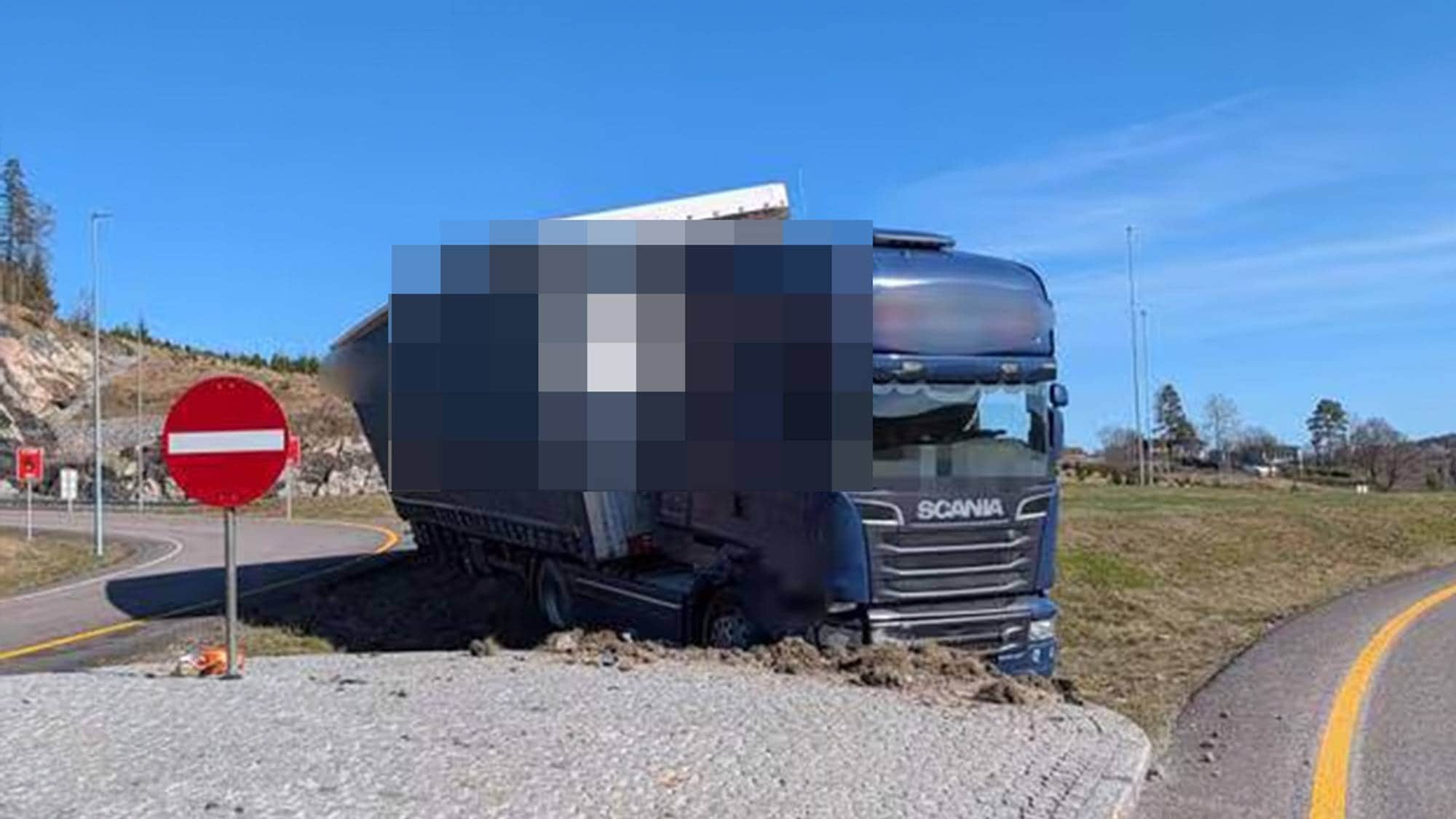 Det ble full stopp i terrenget for denne lastebilen ved E18-avkjøringen til Elvestad i Indre Østfold.