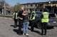 Sofiia Gatilova / REUTERS,NTB Folk klemmer hverandre foran en ramponert bil.