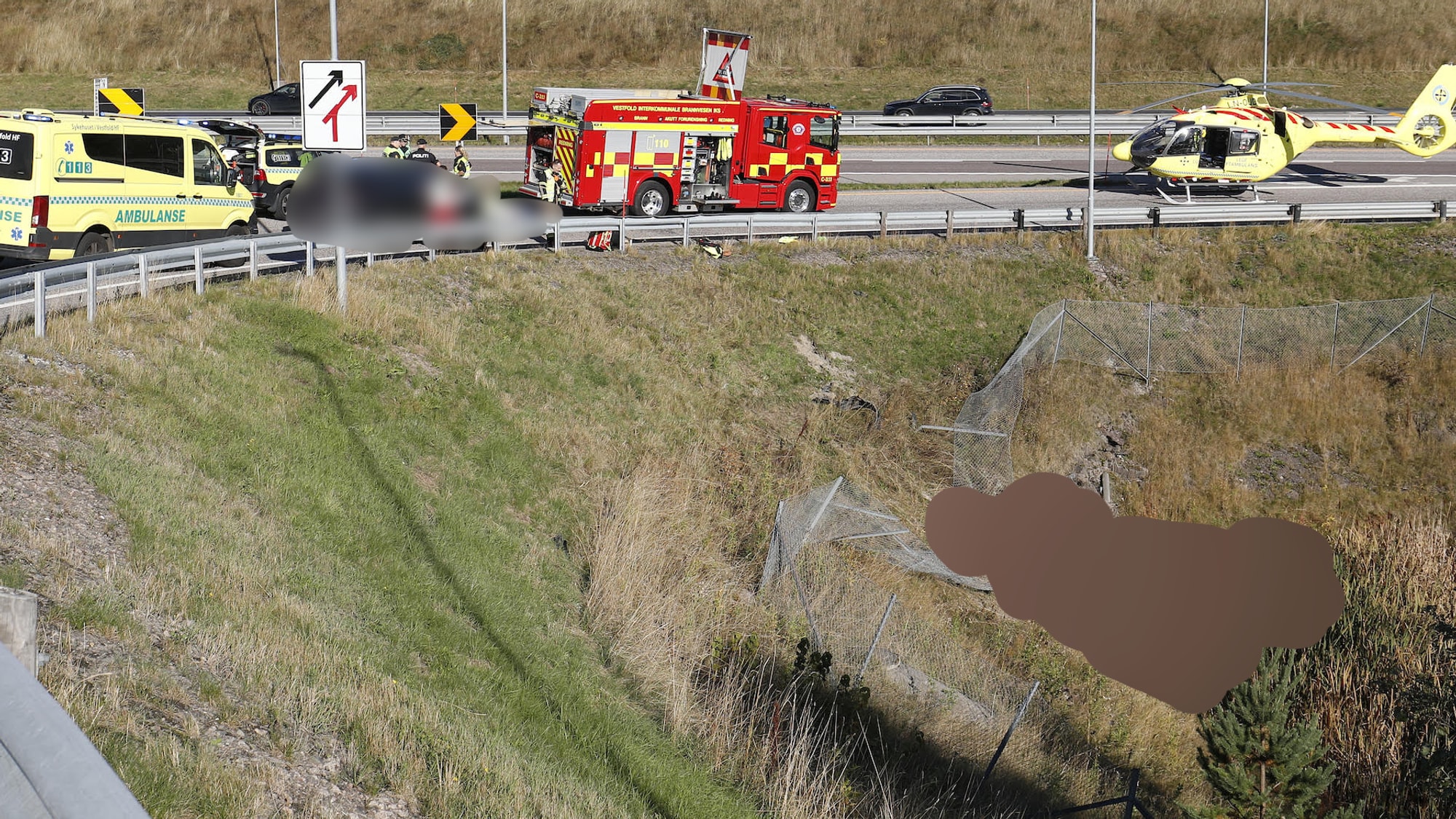 Bildet viser en sladdet trafikkulykke på E18 i Holmestrand. 