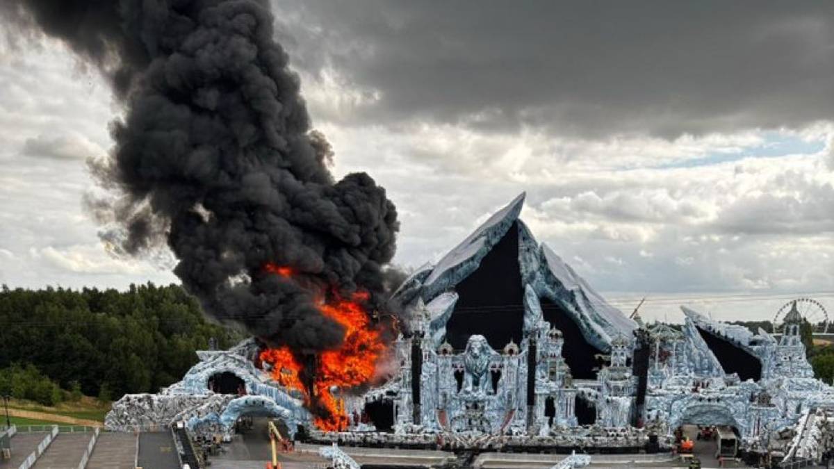 Hovedscenen på festivalen Tomorrowland brenner