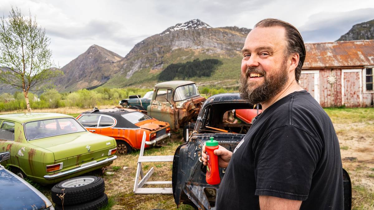 Aleksander har over 50 bilar i hagen