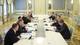 Ukrainas presidentkontor En gruppe menn som sitter rundt et bord
