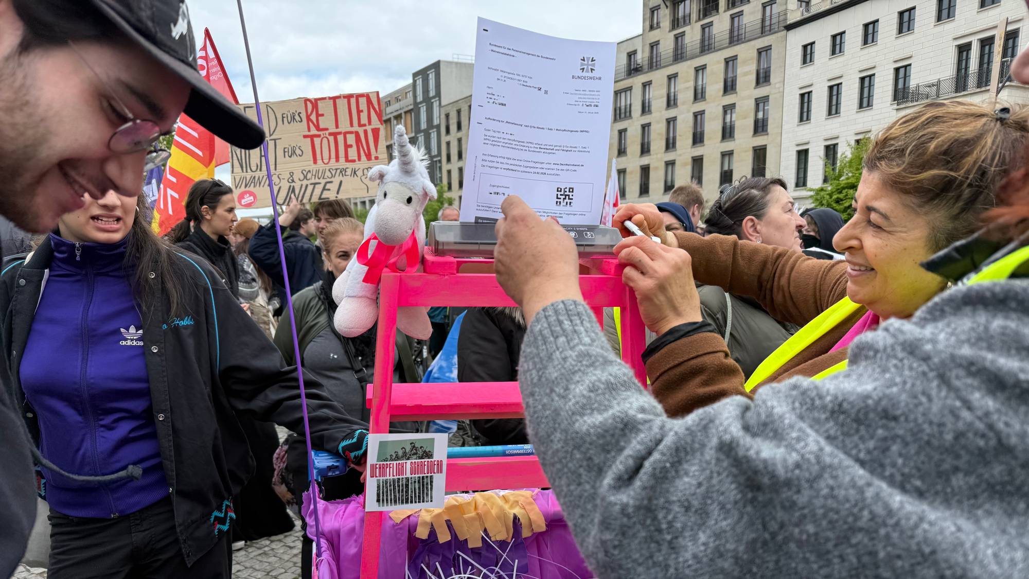 folk makulerer innkalling til militæret i Berlin