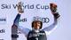Lisi Niesner / Reuters / NTB En utøver feirer seieren i et alpinrenn under Ski World Cup, hevet trofeet over hodet. Utøveren er kledd i konkurranseutstyr med sponsorlogoer. En ski står ved siden av utøveren, og bakgrunnen viser sponsorannonser. Arrangementet finner sted i Wengen. (Bildebeskrivelsen er laget av en KI-tjeneste)