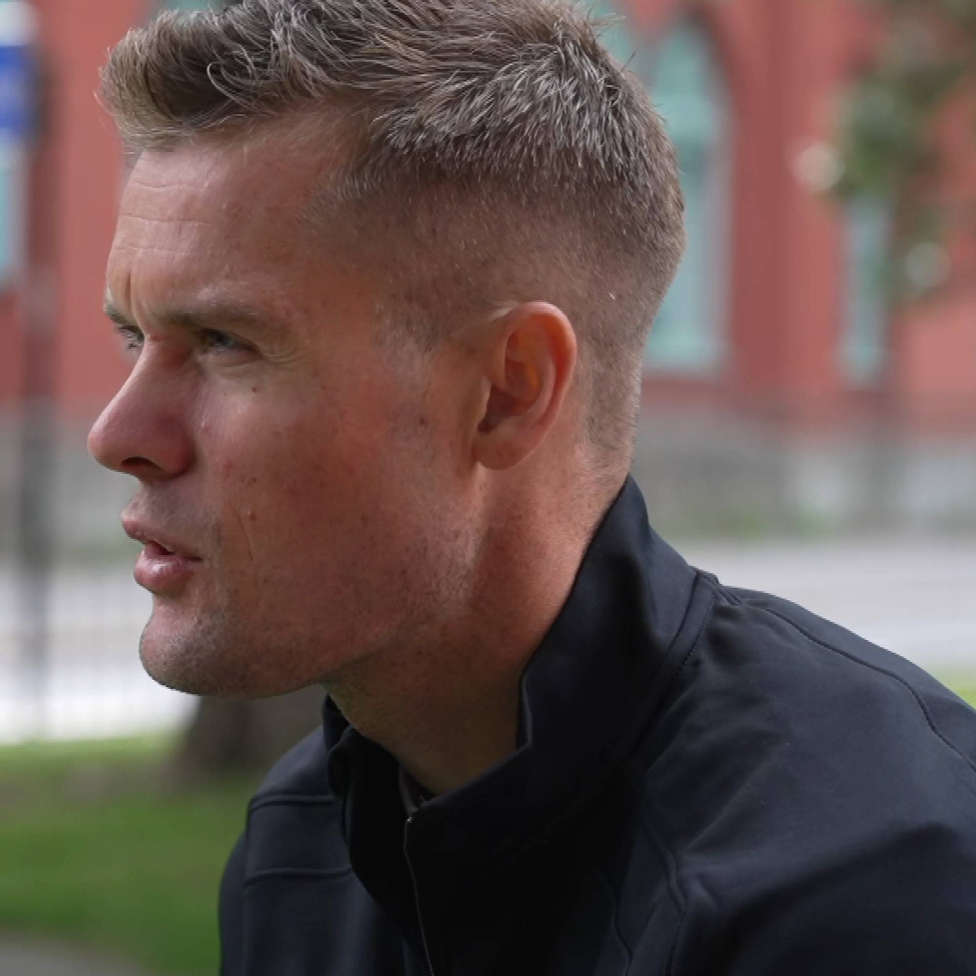 Filip Ingebrigtsen snakker til NRK-journalist.