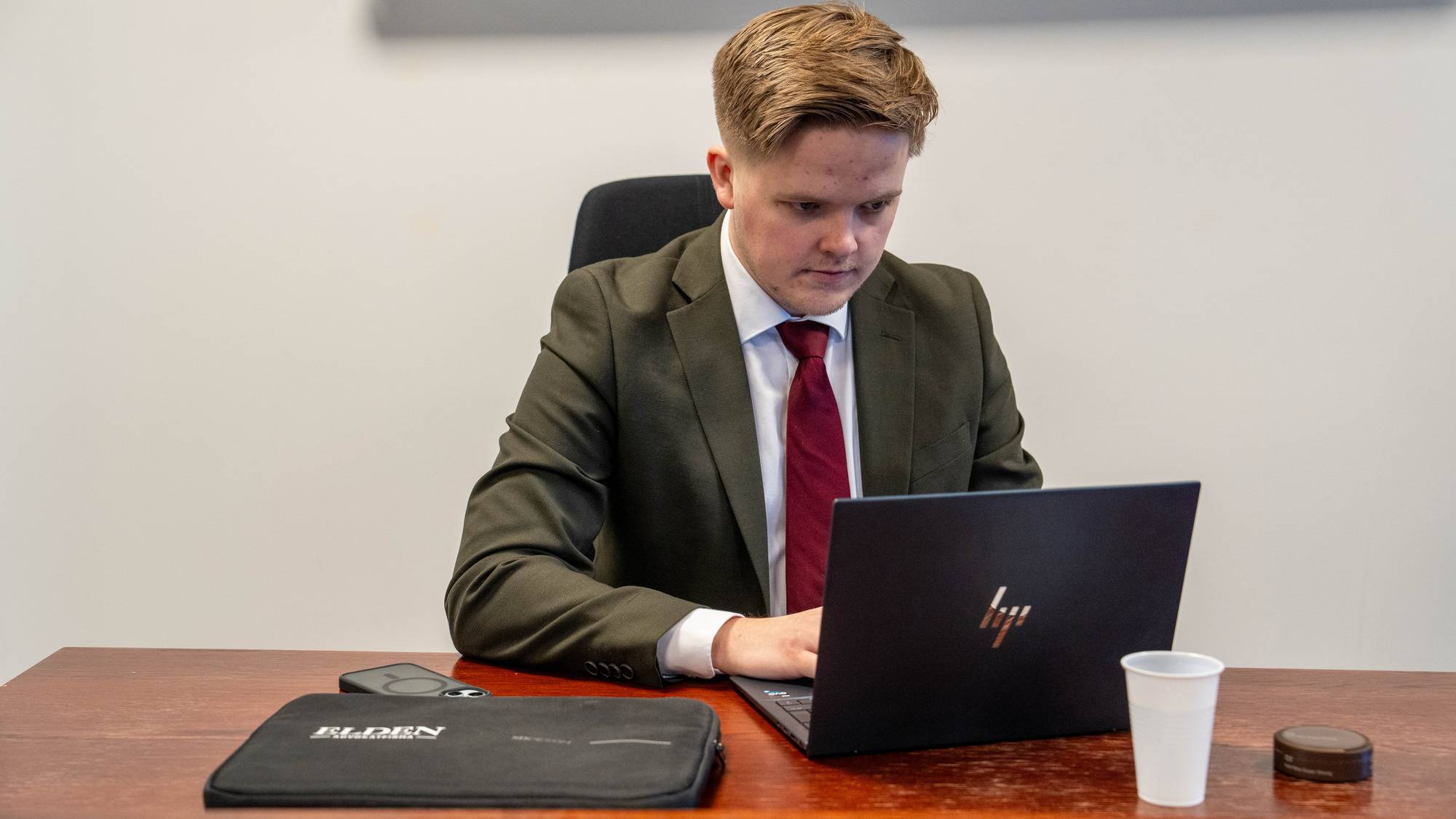 Advokat Arnfinn Strømsli Hallanger i rettsalen sitter med laptop
