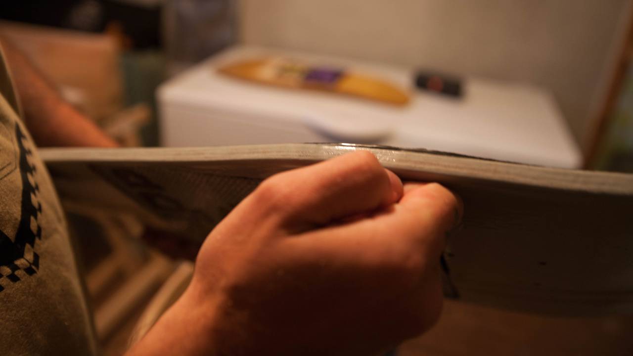 Smelta epoksy på undersiden av rullebrett, som viser hvordan motivet som er nedfelt blir smelta fast