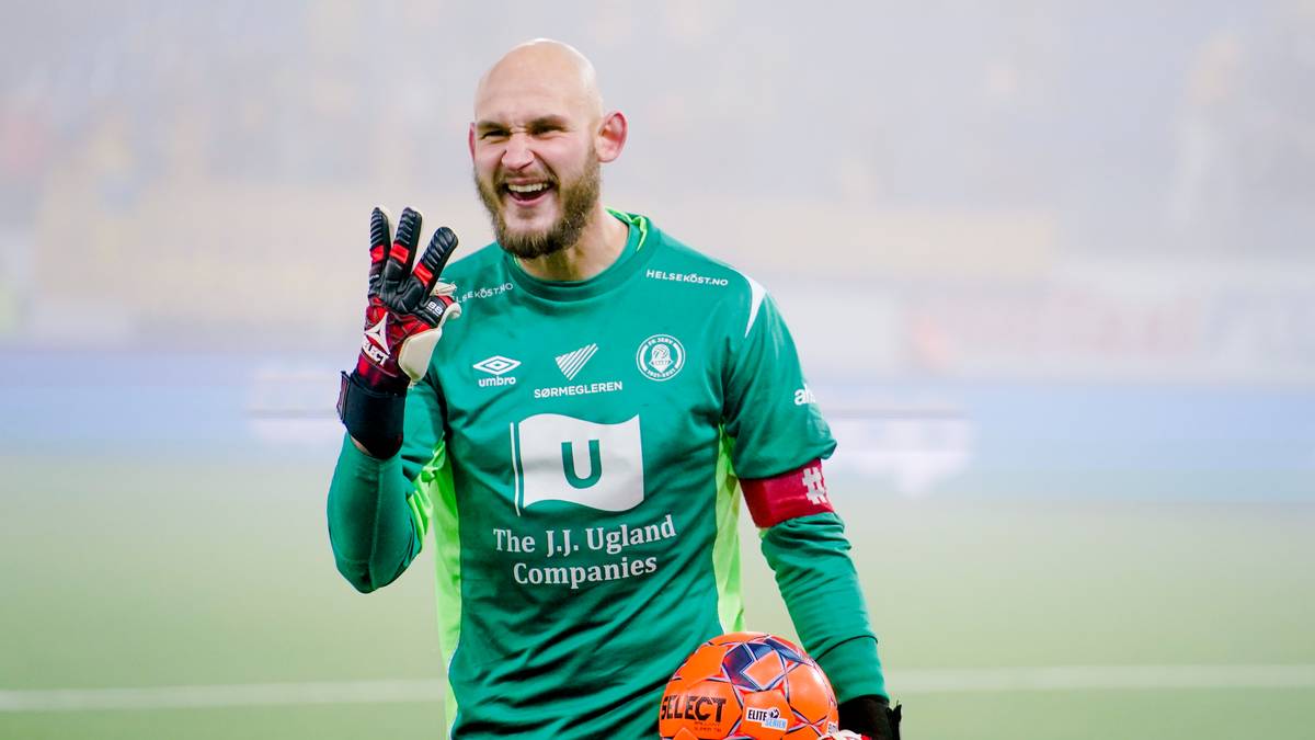 Jerv-keeper legger hanskene på hylla