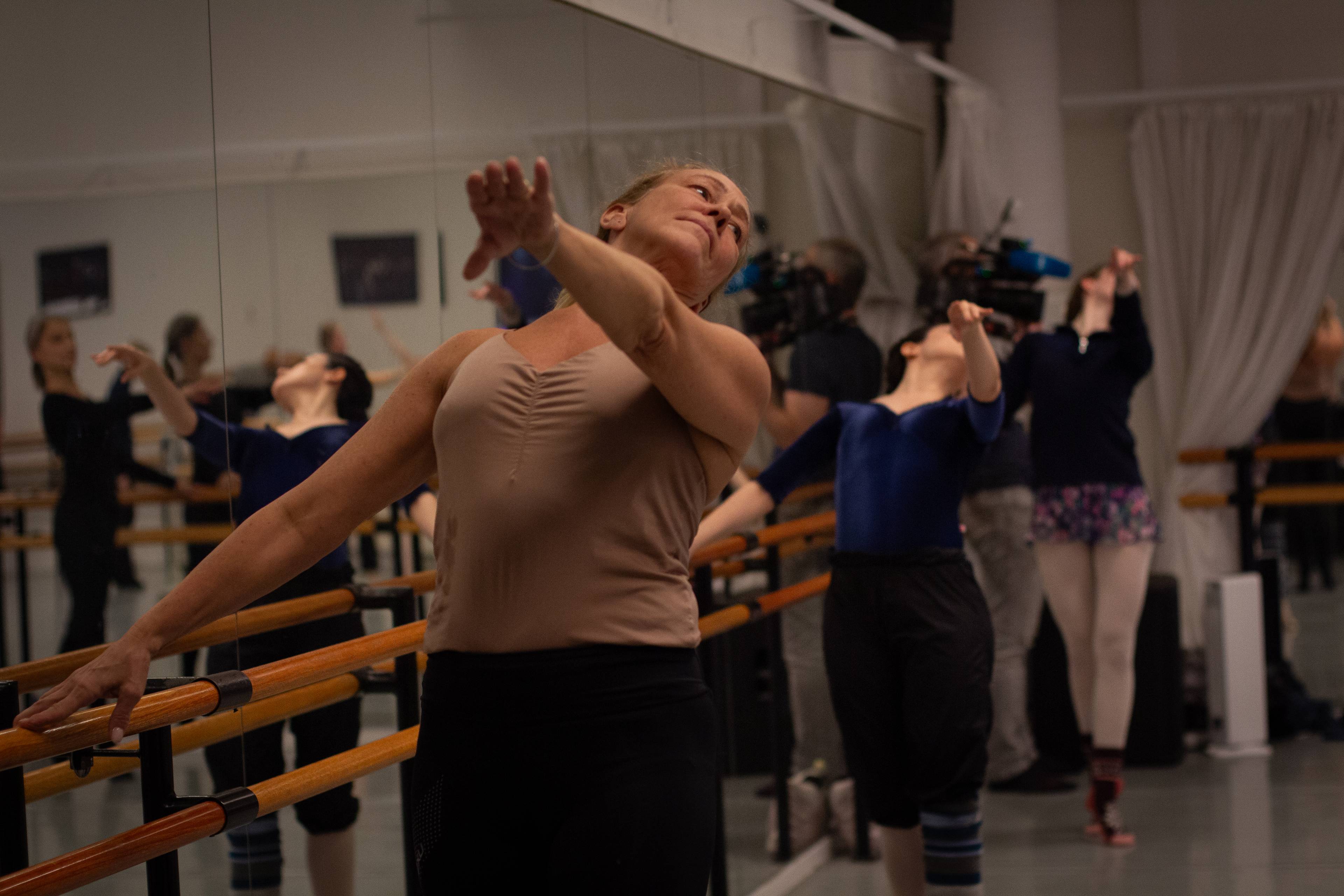 tre kvinner som strekker kroppen bakover i en ballettøvelse