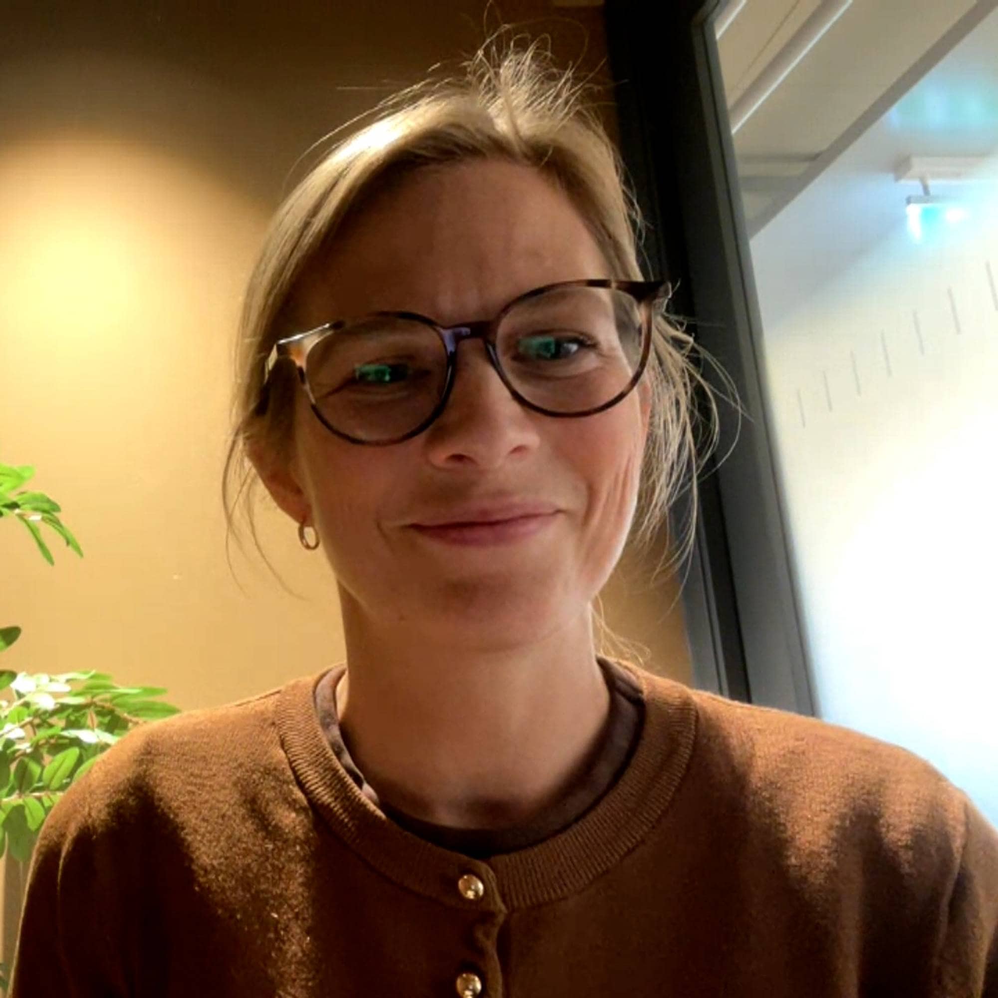 dame med langt hår og briller