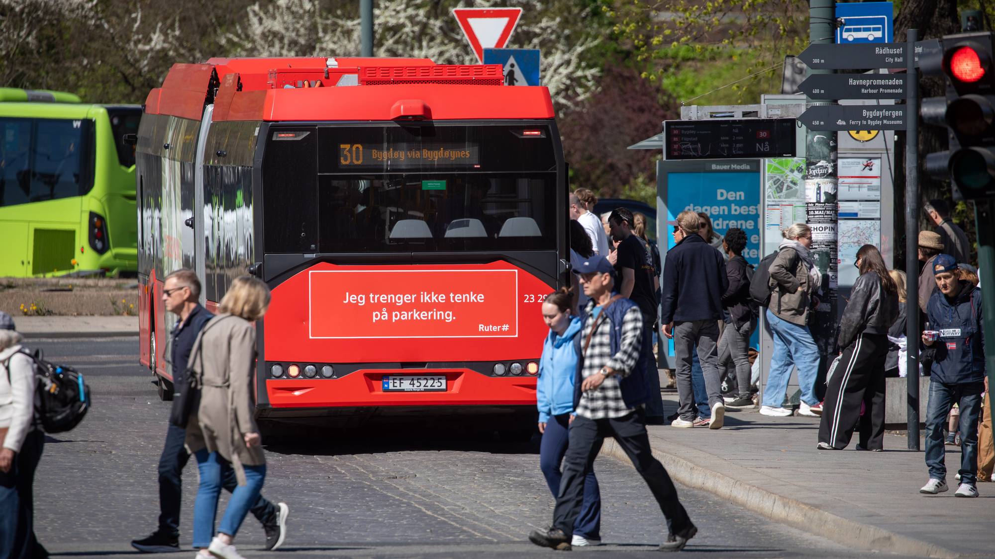 Stein fra gjødselspreder knuste frontrute – traktorfører mistenkt for uaktsomhet — image 6