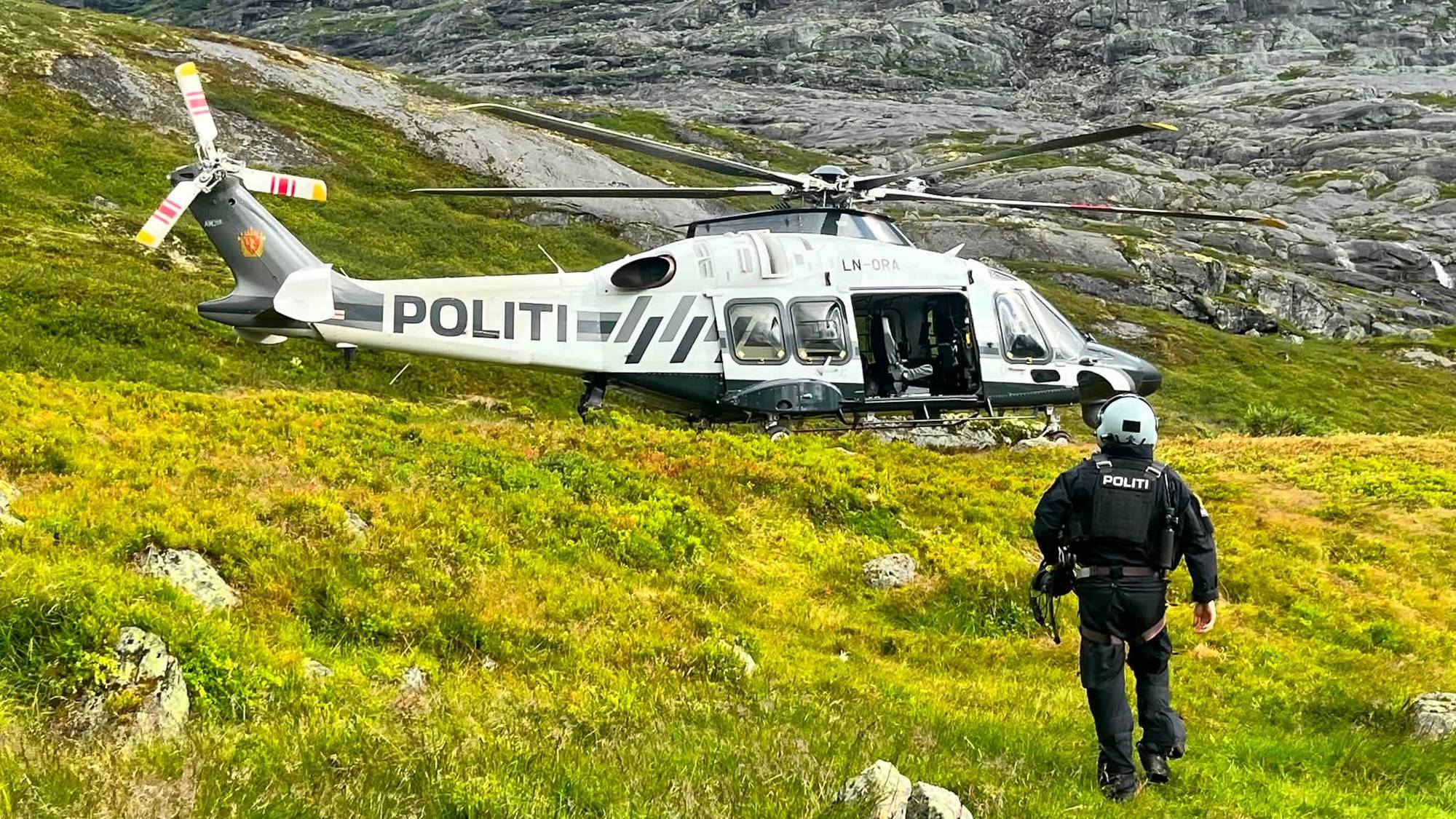 Politihelikopter i fjell.