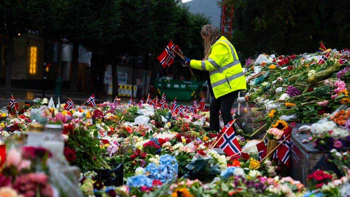 No startar ryddinga av blomane til kongen: Dette skal dei brukast til Tusenvis har lagt ned ei siste helsing til kongen. No blir det rydda i blomehavet i Bergen. I Oslo får blomane ligge litt til.