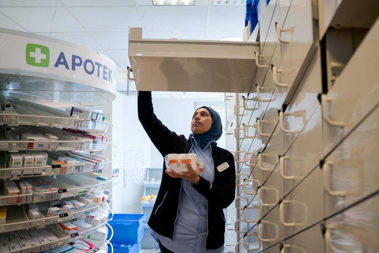 Apoteker Mona Dawod setter nye varer i skapene.