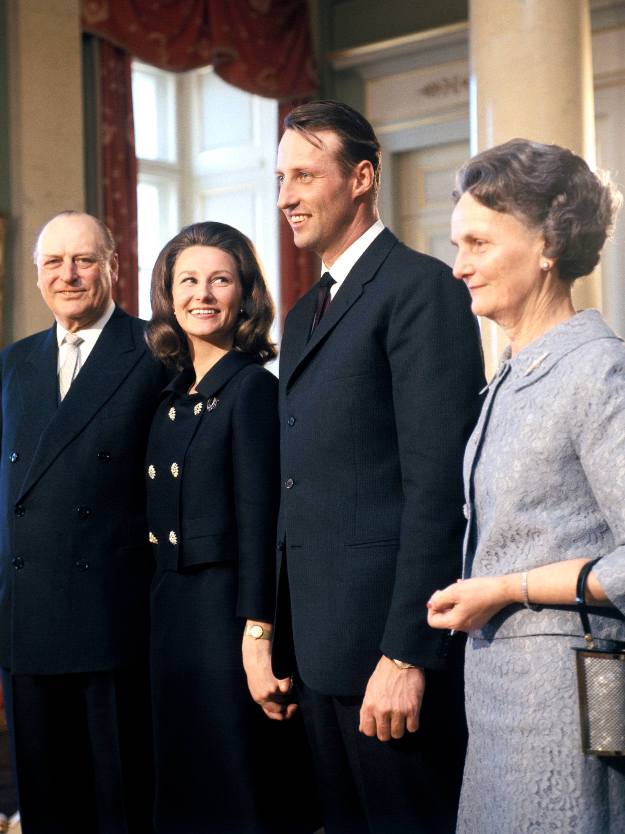 Kong Olav, Sonja Haraldsen, kronprins Harald og Dagny Haraldsen avbildet på Slottet