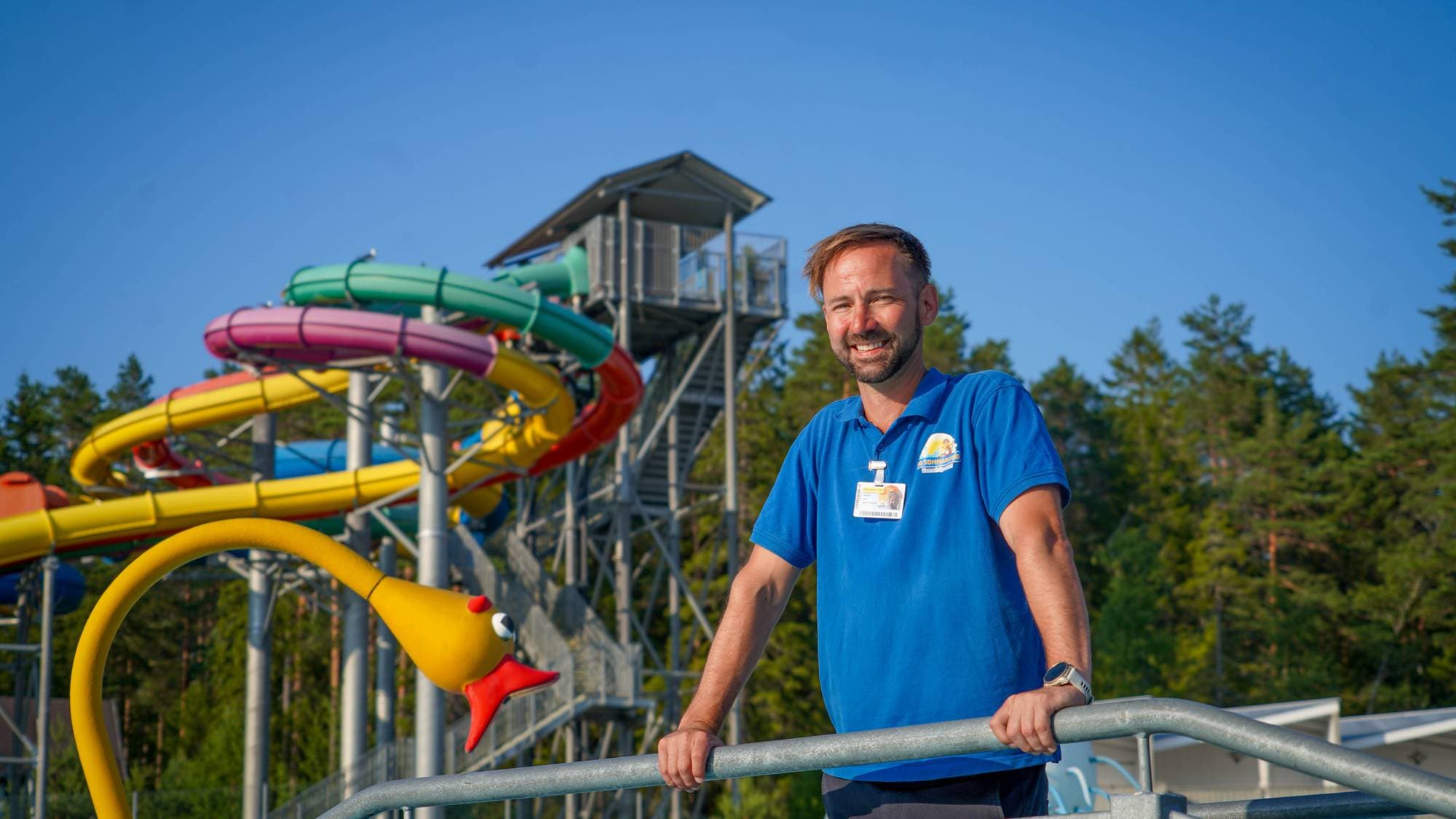 Mann foran sklie i badeland