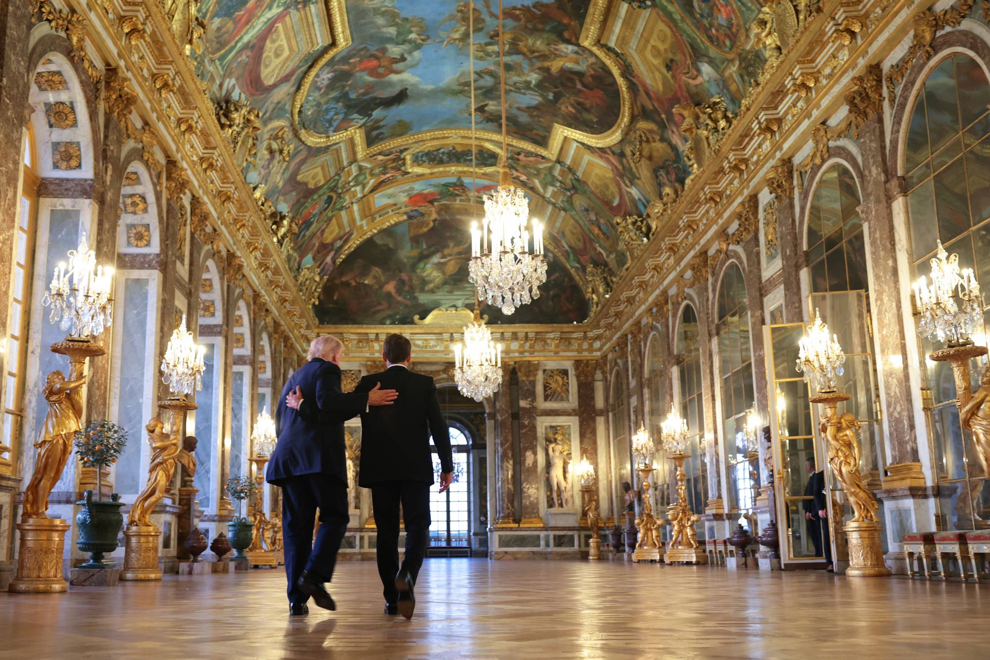President Donald Trump fikk en omvisning på slottet i Versailles av Frankrikes president Emmanuel Macron i forkant av en middag onsdag 17. juni 2026 i Versailles i Frankrike.