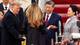 Reuters Donald og Melania Trump i samtale med Xi Jinping og Xi ektefelle Peng Liyuan nederst ved flytrappen.
