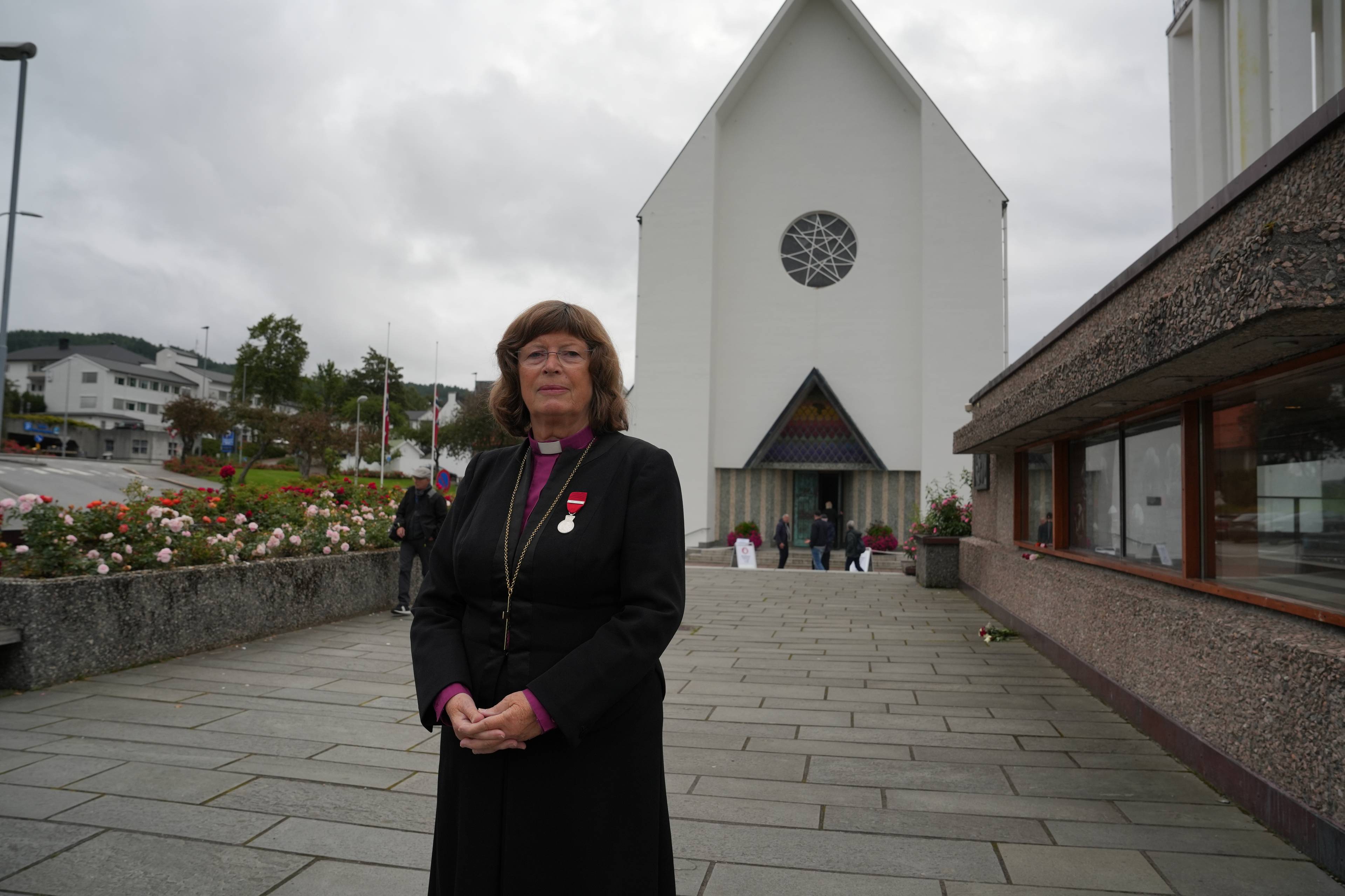 Ingeborg Midtømme står foran Molde domkirke.