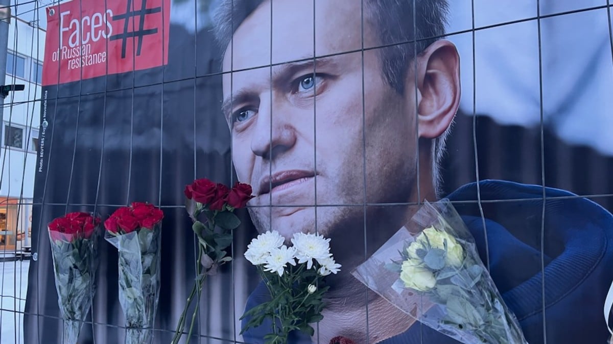 Navalnyj begraves – lang kø utenfor kirken