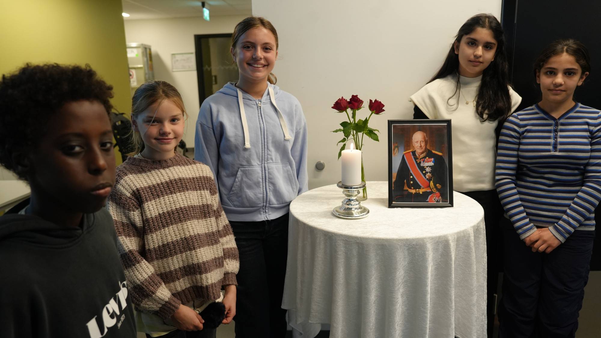 en gruppe mennesker som poserer for et bilde (Bildebeskrivelsen er laget av en KI-tjeneste)