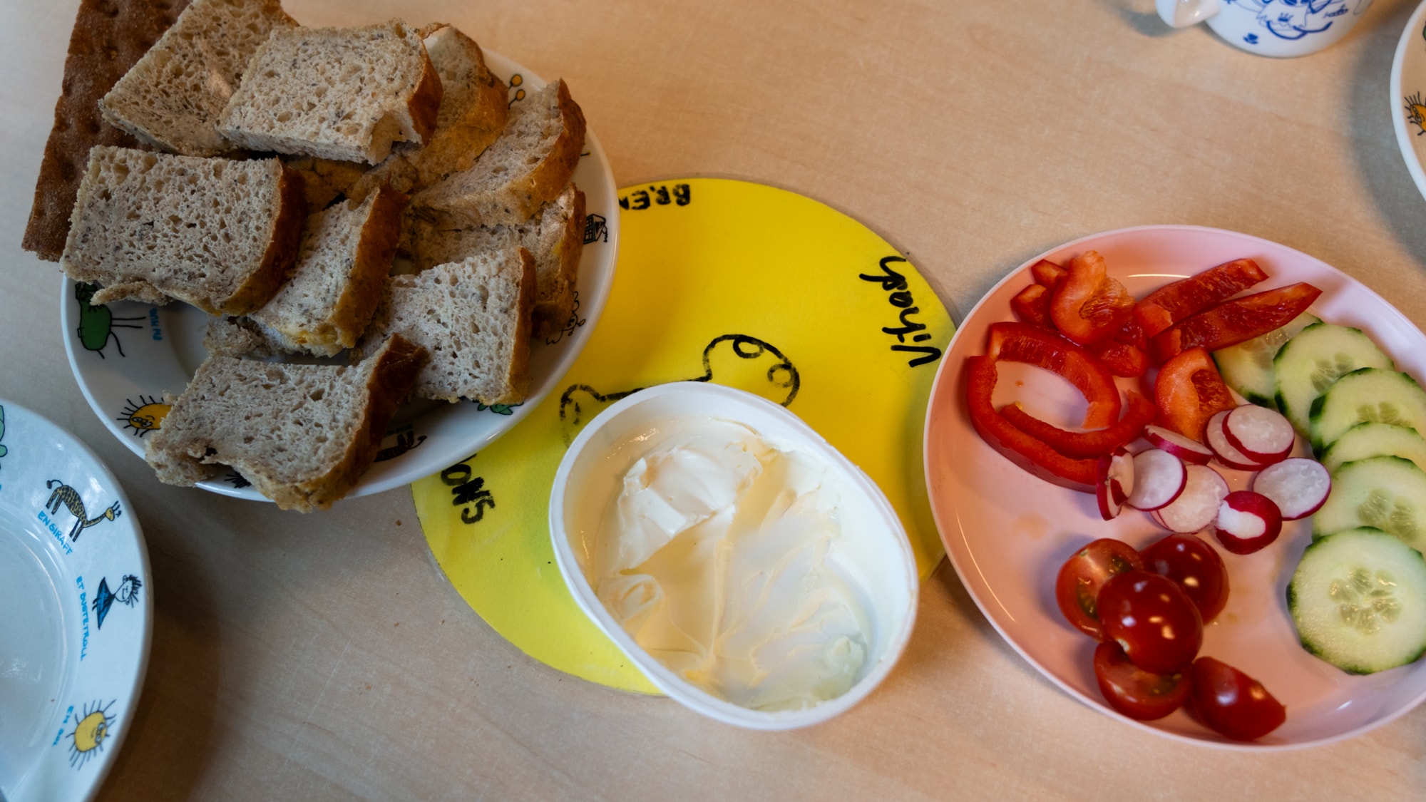 Brød, smøreost og grønnsaker