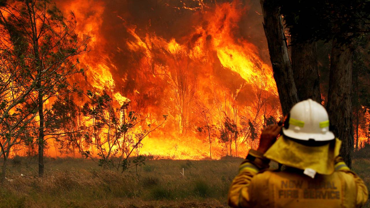 En brannmann kjemper mot flammene i Old Bar, New South Wales.