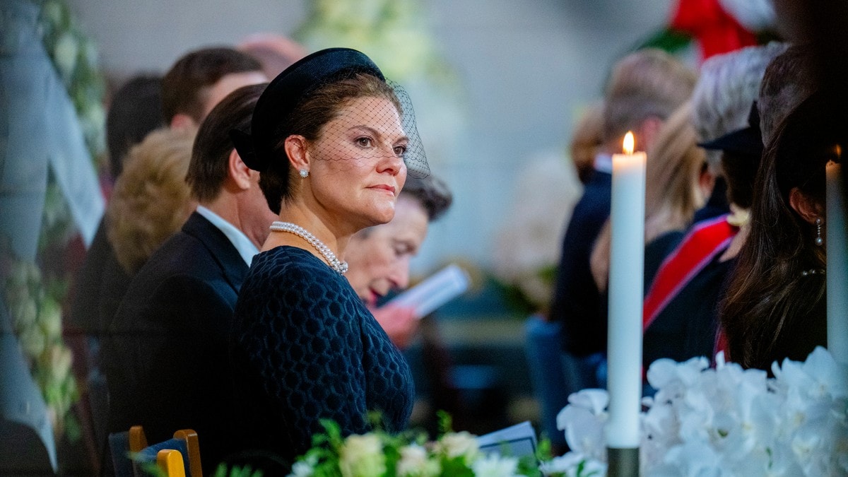 Kronprinsesse Victoria deltar i prinsesse Astrids gravferd