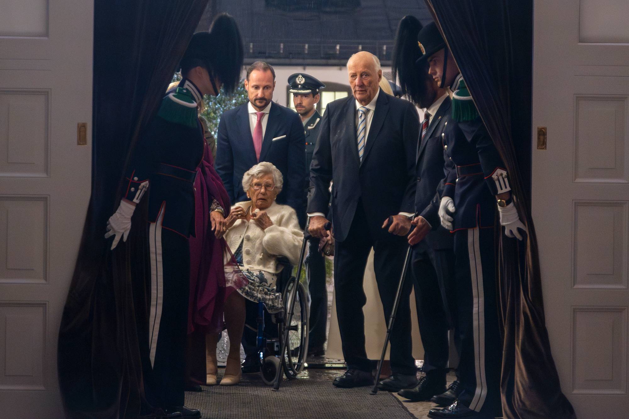 Kong Harald, kronprins Haakon og prinsesse Astrid er på vei inn til den offisielle åpningen av Ridehuset, som er en del av Dronning Sonja Kunststall.
