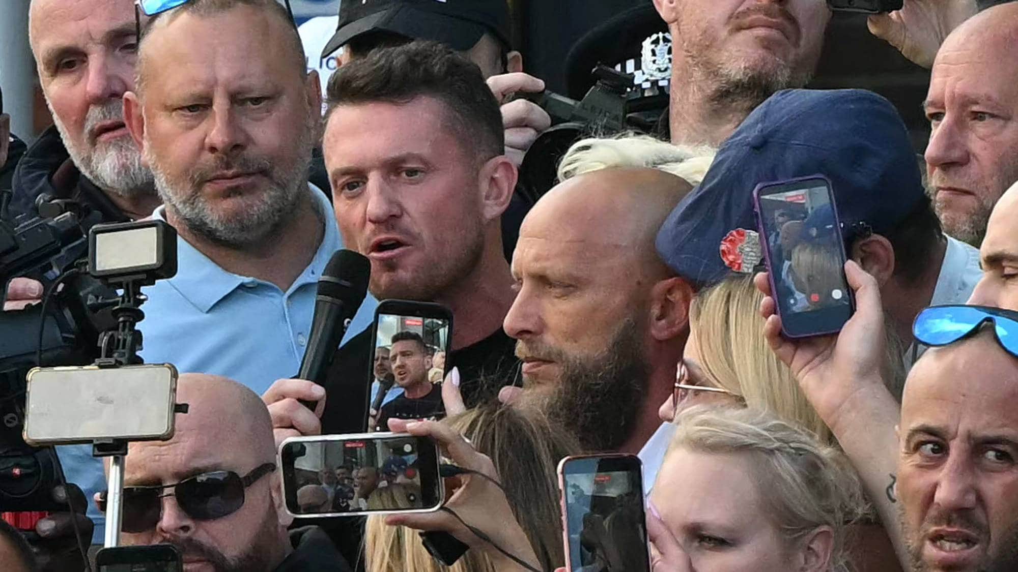 Ytre høyre-aktivist Tommy Robinson, som egentlig heter Stephen Yaxley-Lennon, snakker til en opprørt folkemasse i Southampton etter dommen mot Henry Nowaks drapsmann.