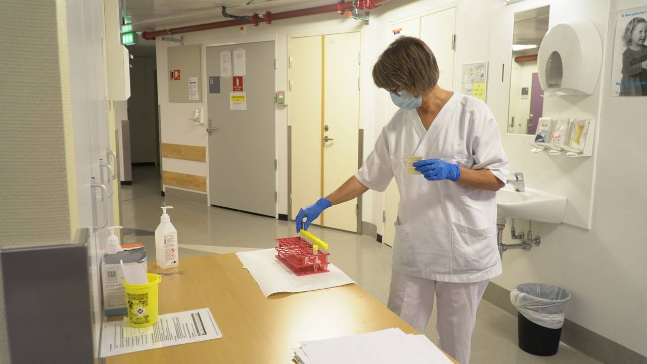 Bord med koronaprøver ved mikrobiologisk laboratorium ved Nordlandsykehuset i Bodø.