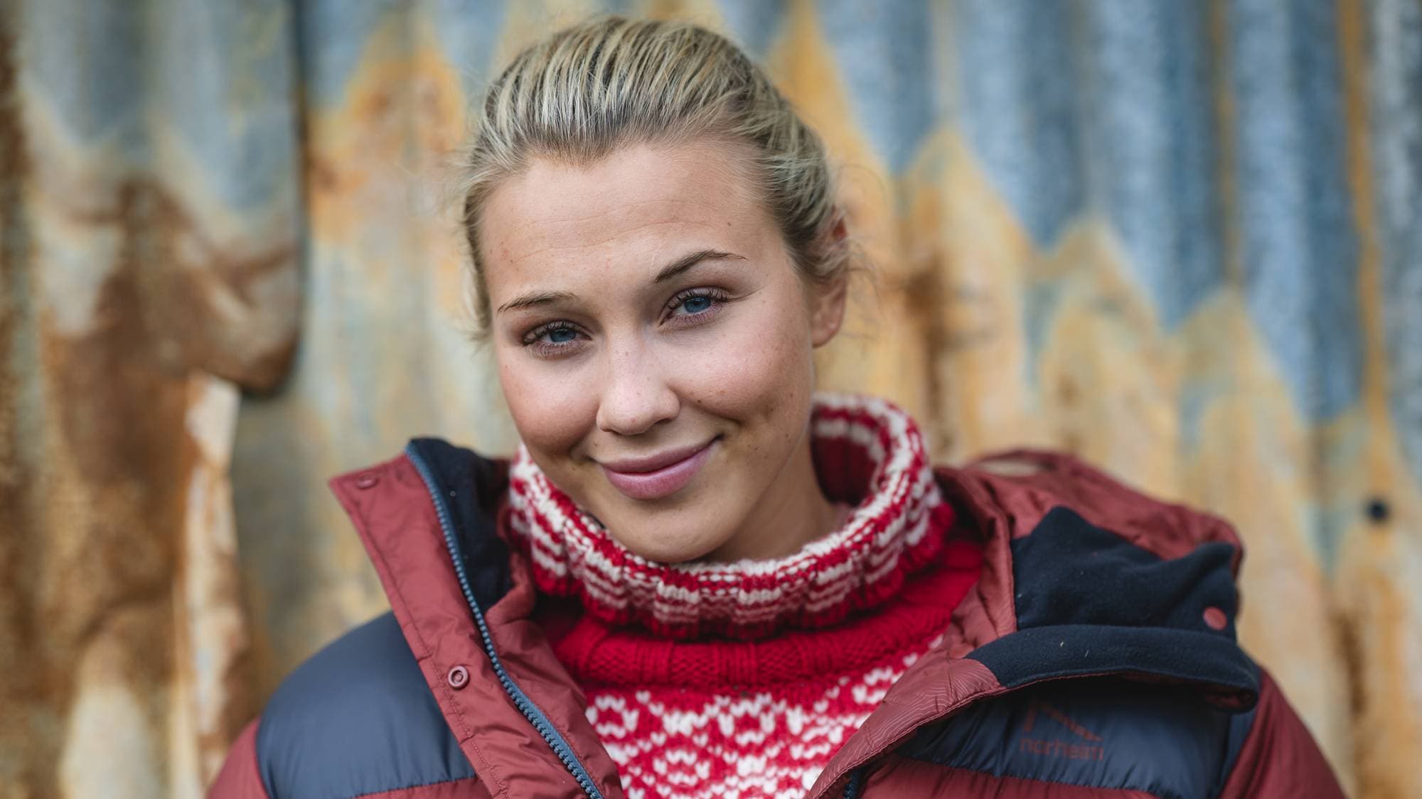Kvinne ser i kamera