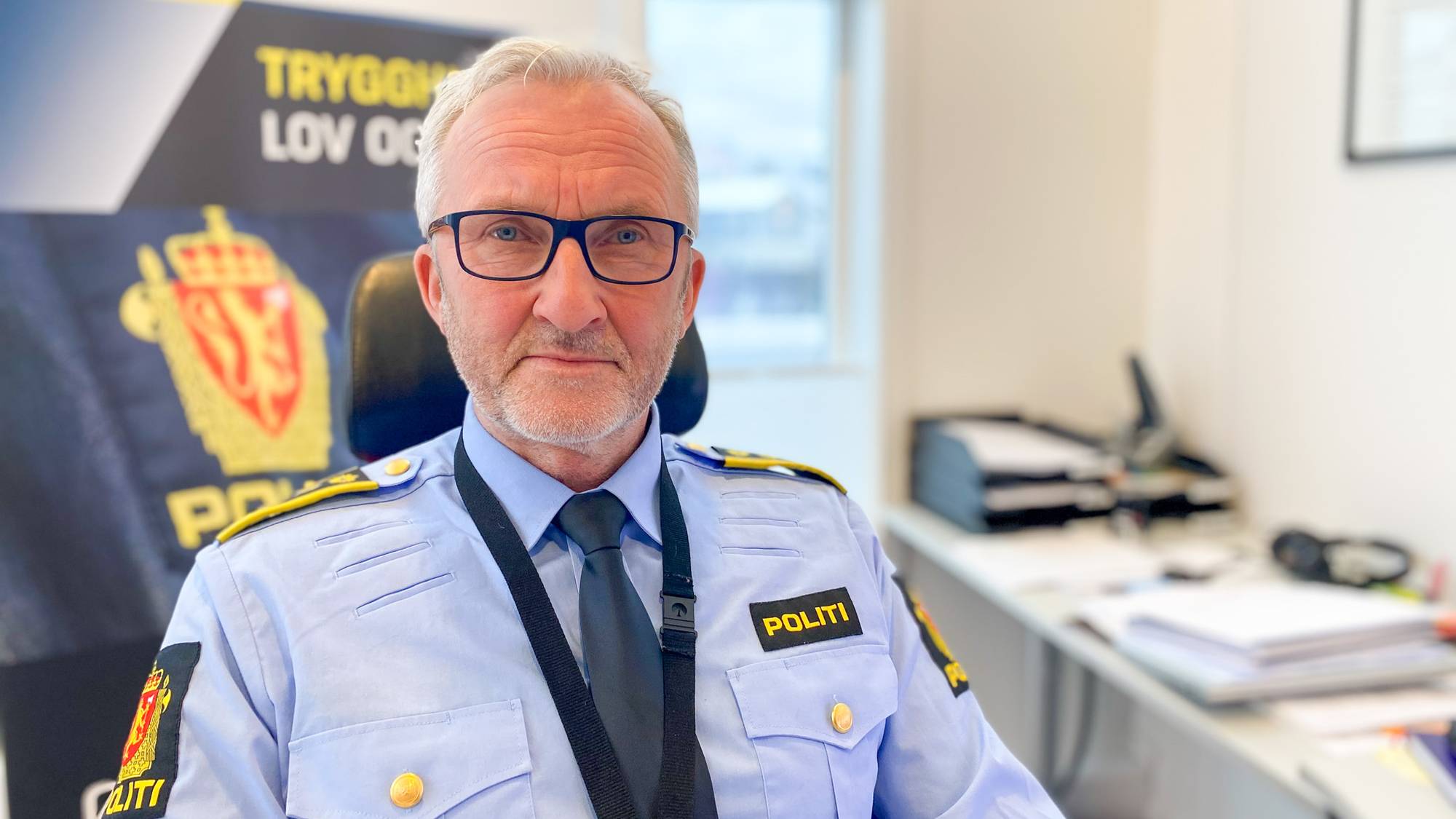 Olav Unnestad i politiuniform på eget kontor