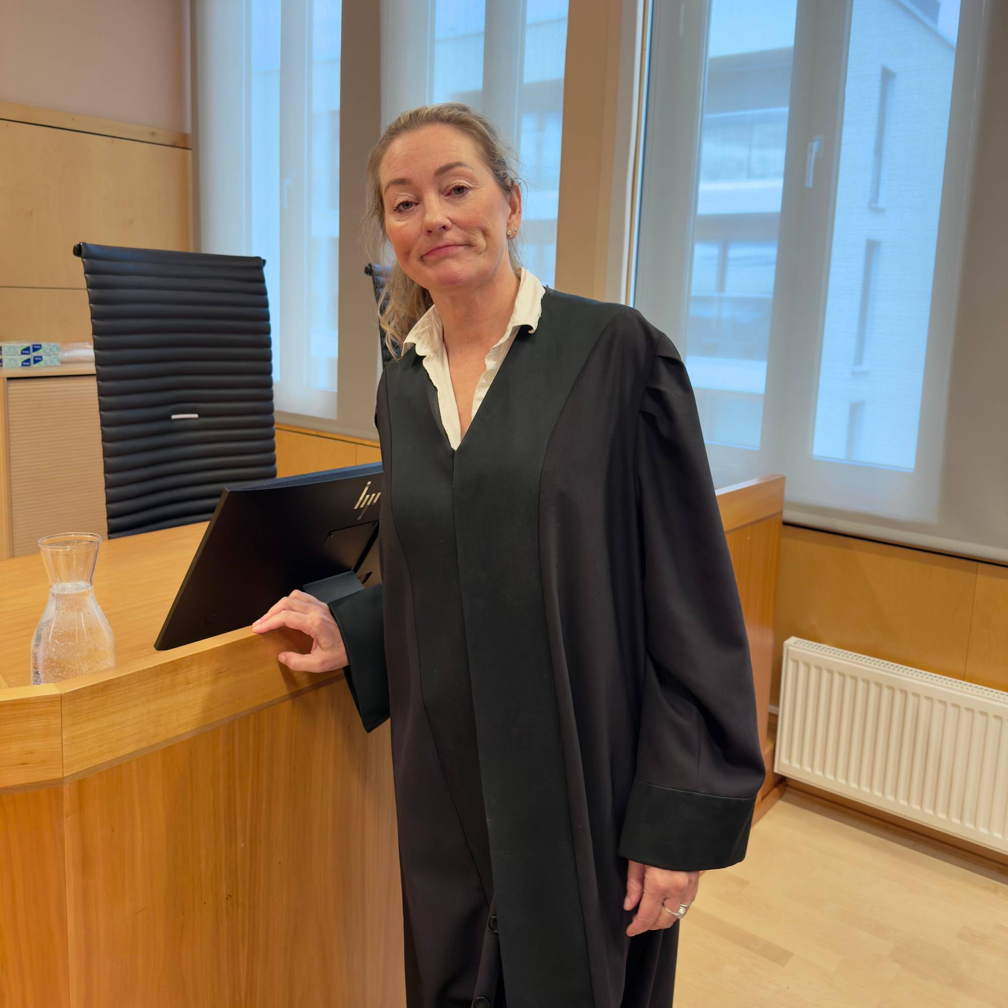 Forsvarer Ida Andenæs Mehren står inne i rettssalen i Hamar.