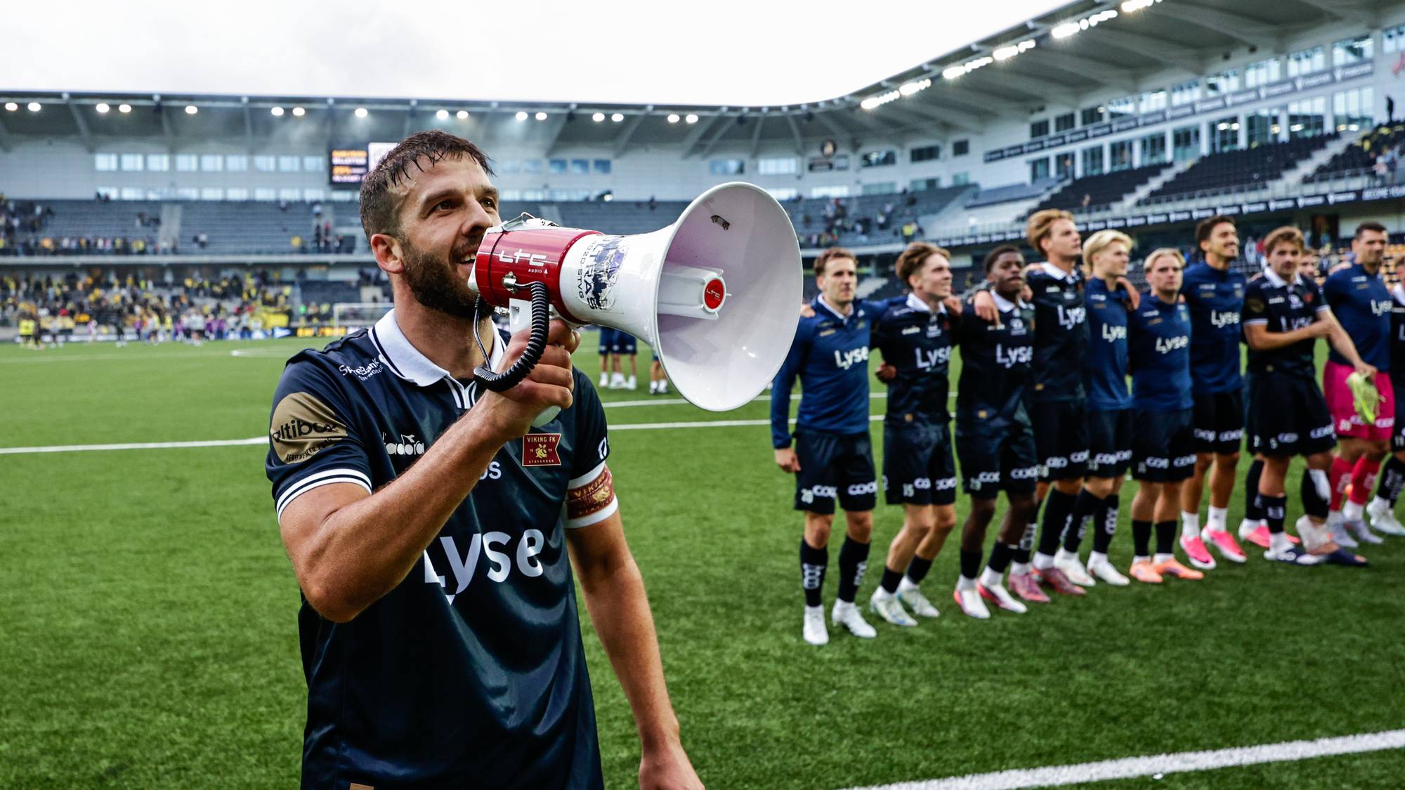 en fotballspiller på en fotballbane 