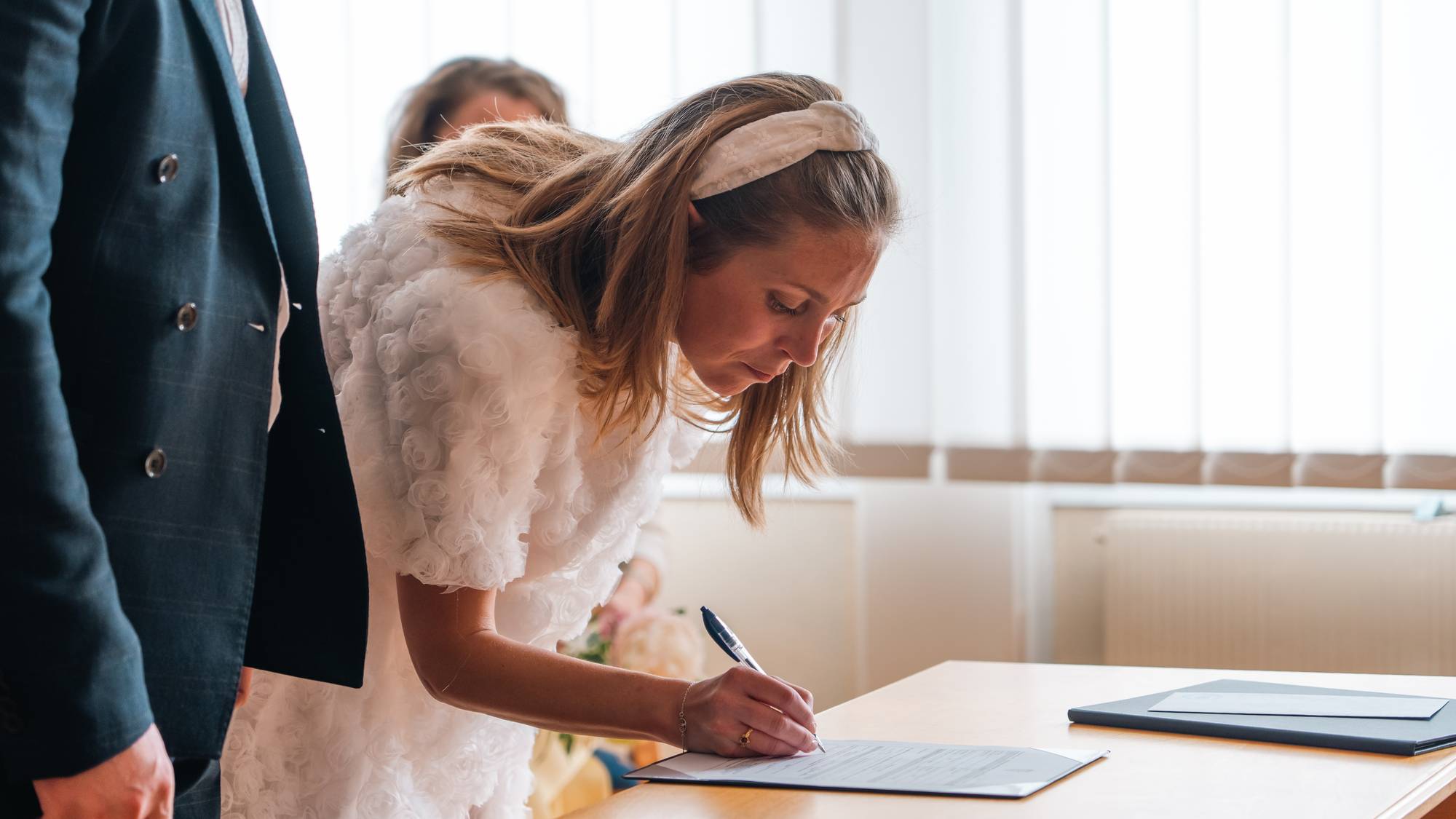 brud signerer vigselspapirer