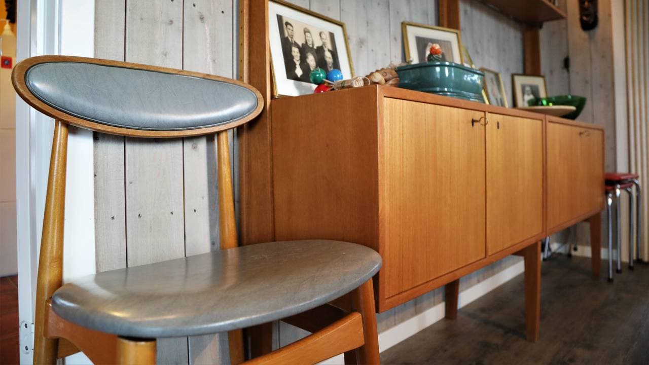 Ekteparet Bente Førde Kristensen og Hans Runar Krokstrand på Ørnes har stua full av retro teakmøbler.