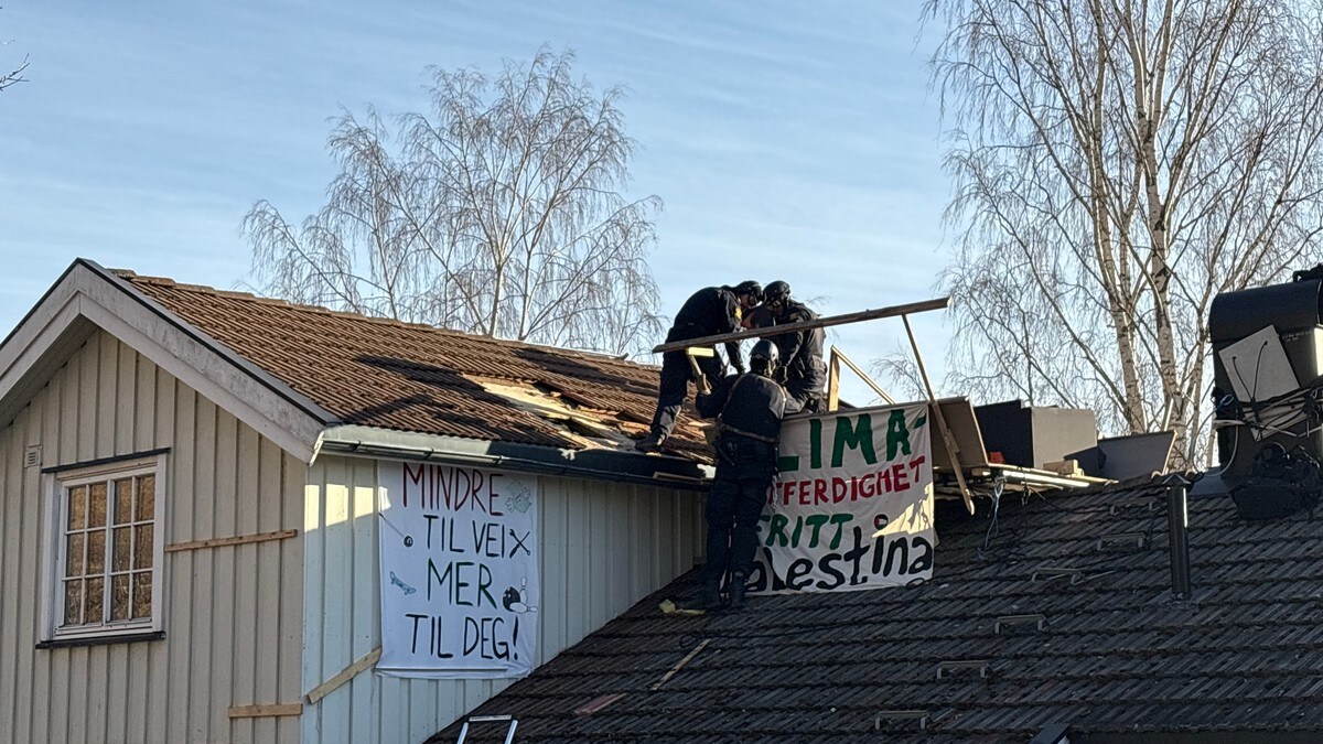Politiet fjerner husokkupanter på Lillehammer – tar seg gjennom taket med motorsag