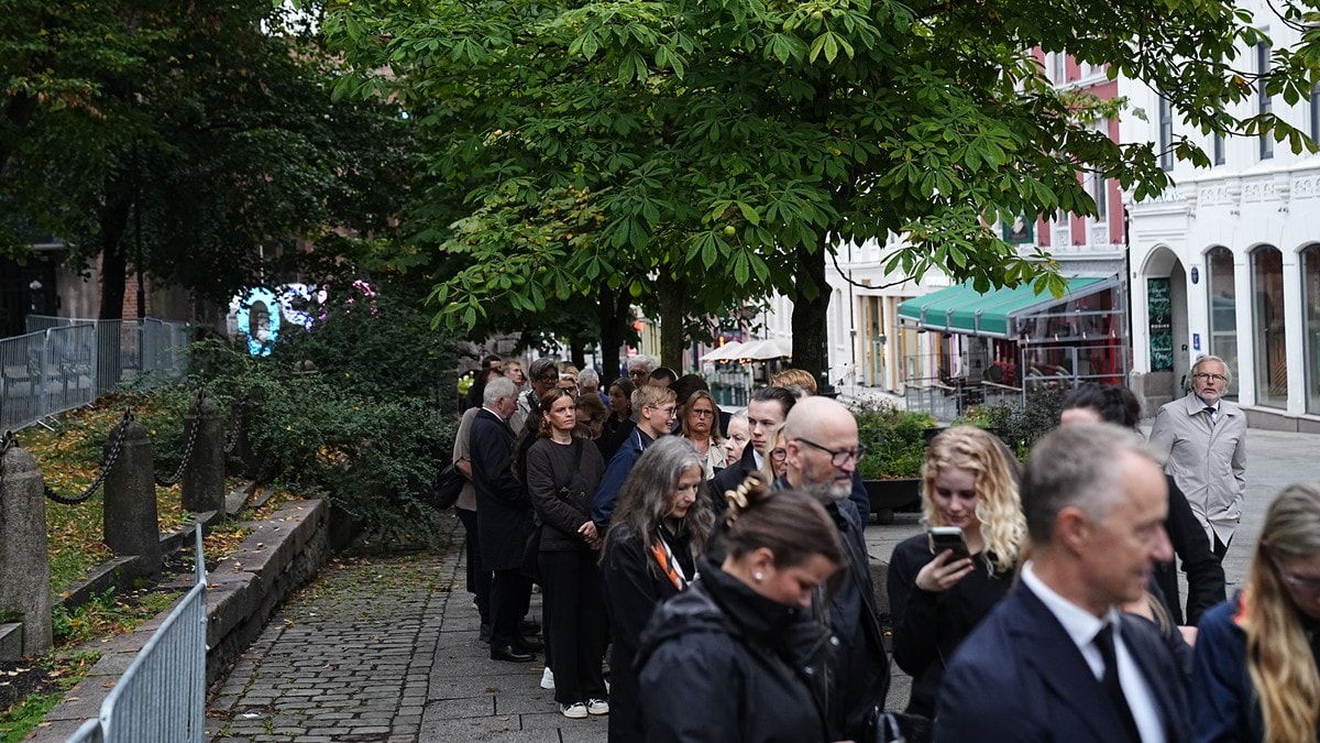Køen formes utenfor Oslo domkirke Søndag holder alle domkirker og mange kirker over hele landet sørgegudstjenester etter kong Haralds død.