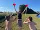Mina Sivagnanam To gutter drikker av øltrakt.