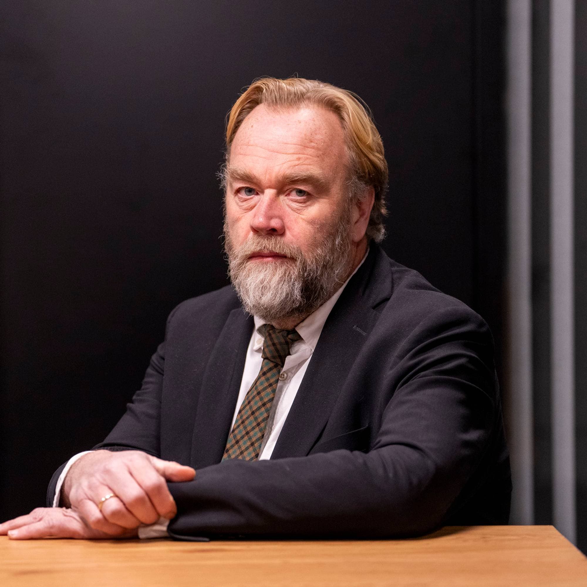 en mann i dress og skjegg
